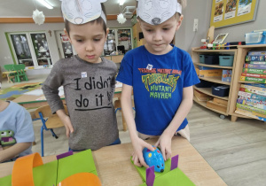 Wojtuś i Oluś programują robota myszkę do nauki kodowania.