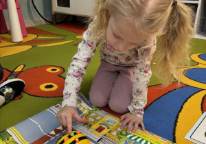 Ala koduje beebota pszczółkę.