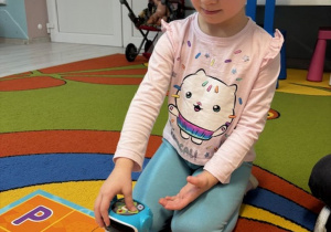 Kornelia koduje docrobota na planszy.