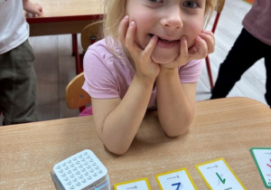 Emilka liczy przy pomocy genibota.