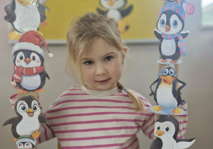 13. Alicja pozuje do zdjęcia w foto-ramce z pingwinami.