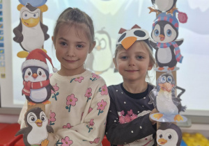 17. Oliwia i Liliana pozują do zdjęcia w foto-ramce.