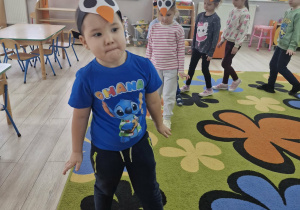 2. Przedszkolaki chodzą po dywanie. Dzieci mają ręce wyciągnięte wzdłuż ciała i kołyszą się na boki.