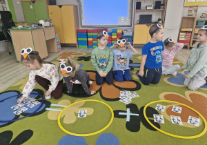 9. Oliwia i Liliana siedząc na dywanie rozwiązują zadanie matematyczne układając obrazki z wizerunkami pingwinków.