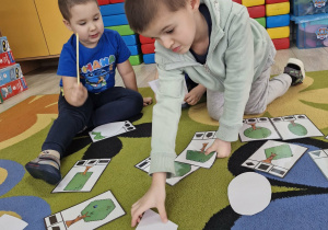 7. Stanisław dopasowuje obrazek drzewa do pasującej do niego figury geometrycznej.