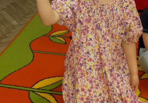 Felicja rozwiązała zagadkę i podniosła obrazek z misiem do góry