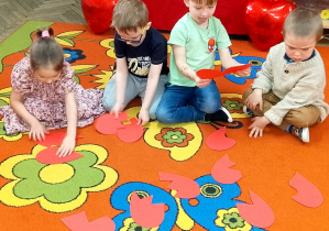 Dzieci dopasowują do siebie elementy serduszek.