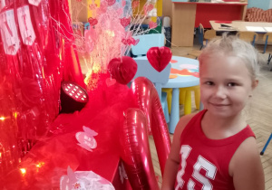 Tosia częstuje się lizakiem.