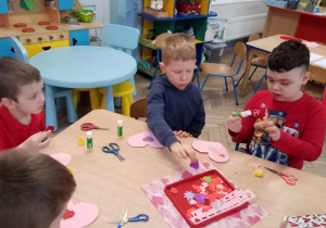 Grupka dzieci podczas wykonywania kartek walentynkowych.