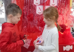 Emma i Antek wymieniają się kartkami walentynkowymi.