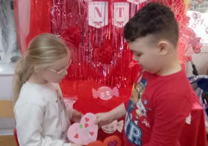 Zuzia i Kuba wymieniają się kartkami walentynkowymi.