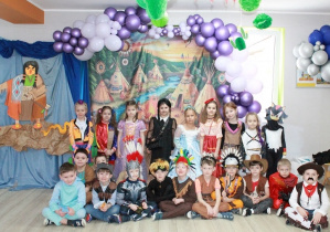 Dzieci ze Słoneczek pozują do zdjęcia grupowego.