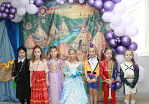 Dziewczynki ze Słoneczek pozują do zdjęcia. W tle dekoracja indiańska.