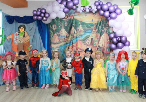 Pszczółki pozują do zdjęcia grupowego. W tle dekoracja indiańska.