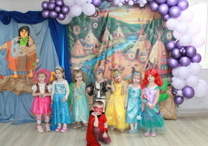 Pszczółki pozują do zdjęcia.