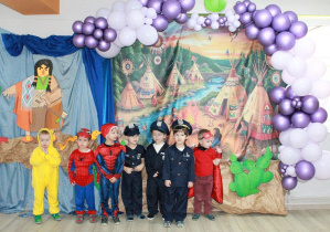 Chłopcy z najmłodszej grupy pozują do zdjęcia.