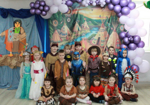 Motylki pozują do zdjęcia grupowego. W tle dekoracja indiańska.