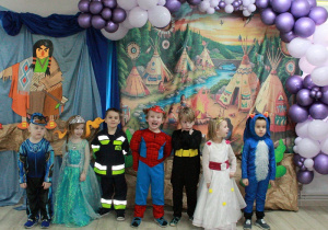 Motylki pozują do zdjęcia. W tle wioska indiańska.