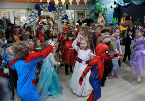 Przedszkolaki tańczą w rytm muzyki.