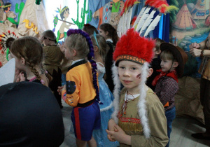 Hubert przebrany w strój apacza pozuje do zdjęcia.