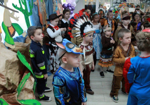 Motylki wsłuchują się w polecenia wydawane przez animatorów.