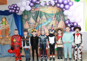 Chłopcy ze Słoneczek przebrani w stroje karnawałowe pozują do zdjęcia.