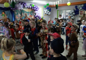 Dzieci uczestniczą w zabawie karnawałowej.