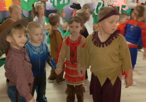 Motylki tańczą w kółeczku.