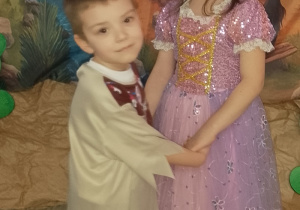 Dzieci z Biedronek tańczą, trzymając się za ręce.