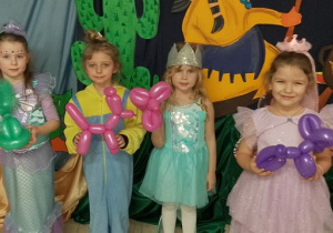 Biedronki pozują do zdjęcia, trzymając w rączkach balonowe zwierzaki.