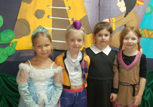 Dziewczynki ze Słoneczek uśmiechają się do zdjęcia.