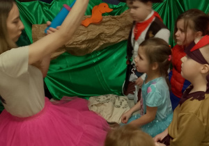 Pani animatorka dmucha dzieciom baloniki.