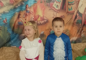 Alicja i Tymek pozują do zdjęcia.