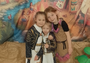 Zuzia, Ala i Emma przytulają się i uśmiechają do zdjęcia.