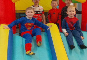 Biedronki zjeżdżają z nadmuchanej zjeżdżalni.