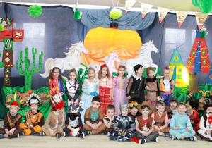 Słoneczka pozują do zdjęcia grupowego.