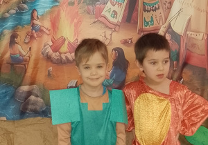 Wojtek i Ignaś pozują do zdjęcia.