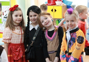 Dziewczynki ze Słoneczek pozują do zdjęcia.