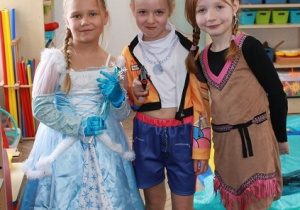 Tosia, Nikola i Emma pozują do zdjęcia.