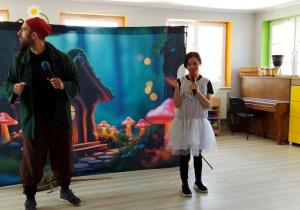 Wróżka Zębuszka rozmawia z dziećmi o zdrowym odżywianiu.