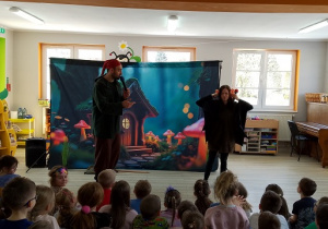 Krasnoludek Niezabudek przedstawia dzieciom Nietoperzycę Topcię.