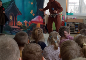 Pan niedźwiedź tłumaczy dzieciom jak zachowywać się w lesie.