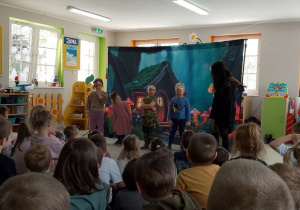 Przedszkolaki prezentują emocje, jakie im towarzyszą.