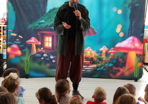 Pan Krasnoludek Niezabudek rozmawia z dziećmi.