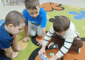 Dzieci łączą maski, tworząc w ten sposób wyrażenia dwuwyrazowe.