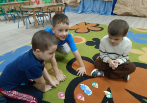 Chłopcy tworzą wyrażenia dwuwyrazowe z głoską "sz".