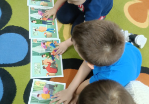 Chłopcy układają historyjkę obrazkową według prawidłowej kolejności.