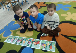 Chłopcy układają historyjkę obrazkową według prawidłowej kolejności.