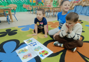 Dzieci oglądają stroje karnawałowe.