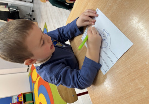 Michałek podczas kolorowania.